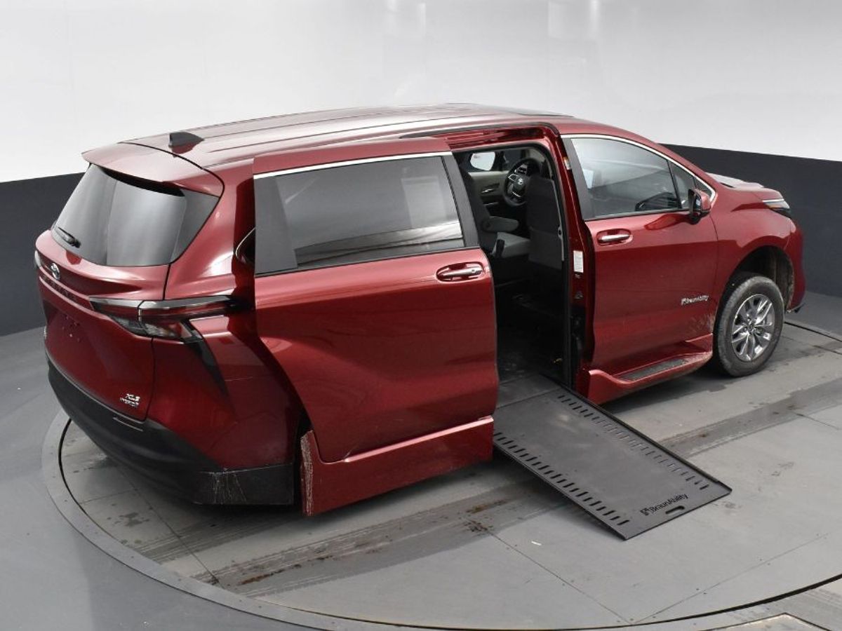 2024 Toyota Sienna XLE 7-Passenger Hybrid FWD's photo