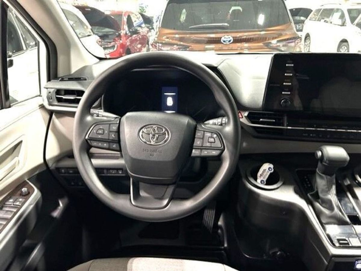 White Toyota Sienna image number 3
