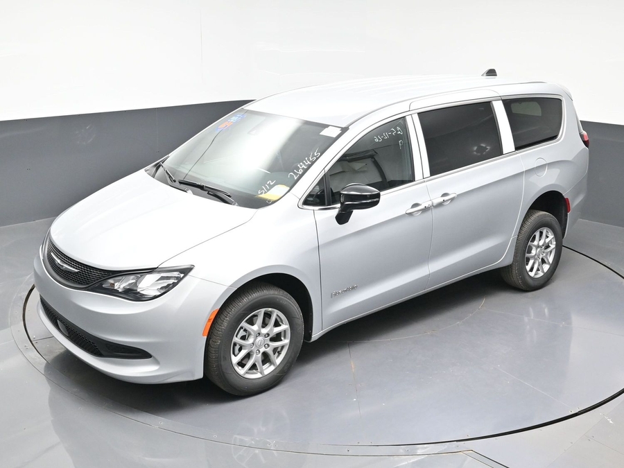 Silver Chrysler Voyager image number 22