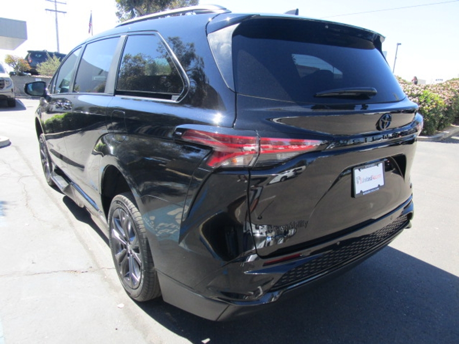 New 2025 Toyota Sienna Hybrid XSE Sport - BraunAbility Side Entry Entry Fold Out Automatic Ramp