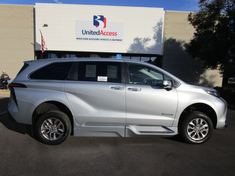 Used 2024 Toyota Sienna Hybrid XLE Base - BraunAbility Side Entry Entry Fold Out Automatic Ramp