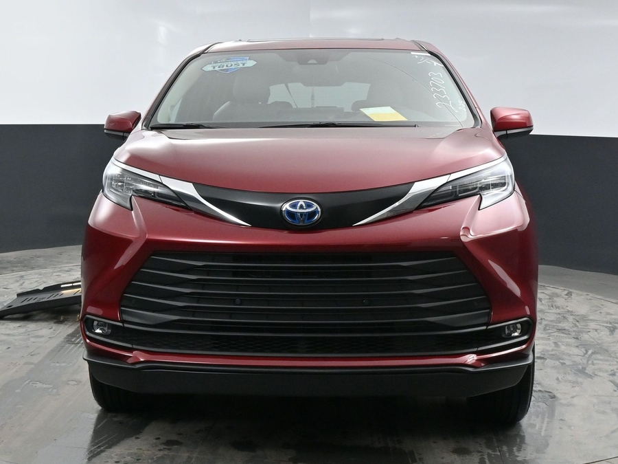 New 2025 Toyota Sienna Hybrid XLE Plus - BraunAbility Side Entry Entry Fold Out Automatic Ramp