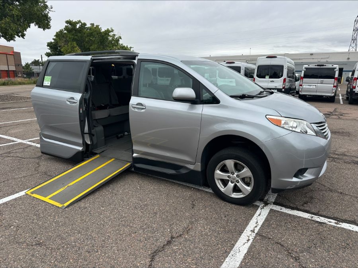 2017 TOYOTA SIENNA - Image 2