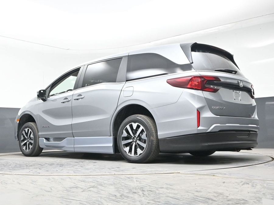 Silver Honda Odyssey image number 20