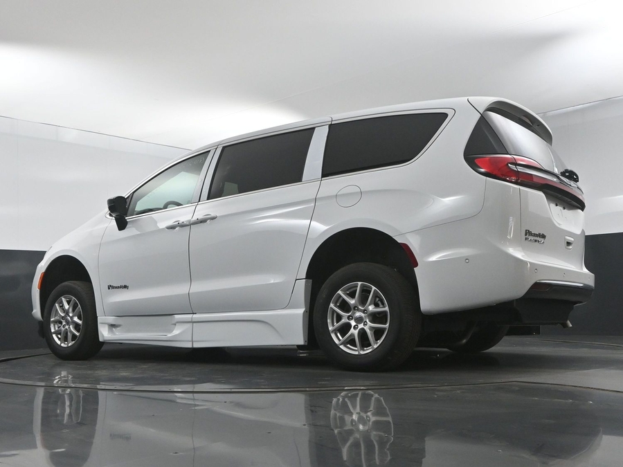 New 2025 Chrysler Pacifica Select Safety - BraunAbility Side Entry Entry Fold Out Automatic Ramp
