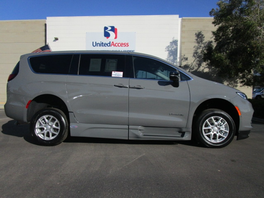 New 2025 Chrysler Pacifica Select Safety - BraunAbility Side Entry Entry Fold Out Automatic Ramp