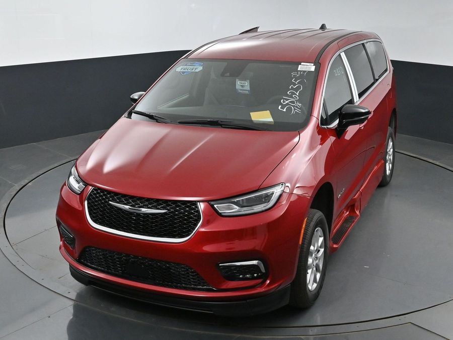 New 2025 Chrysler Pacifica Select - BraunAbility Side Entry Entry In Floor Automatic Ramp