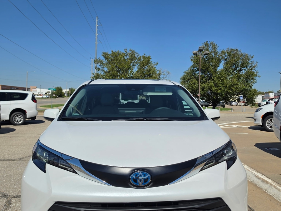 White Toyota Sienna image number 11