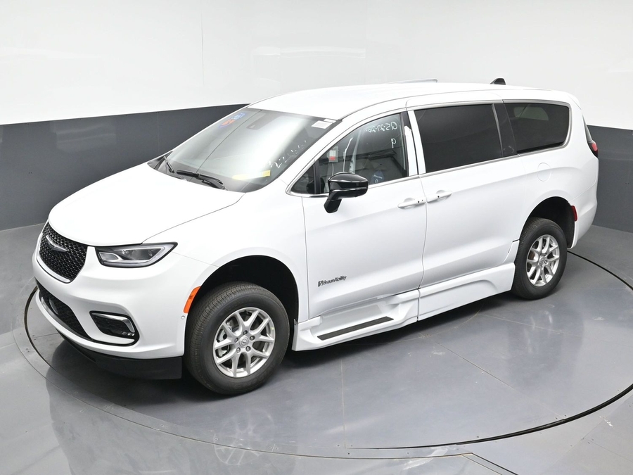 New 2026 Chrysler Pacifica Select Safety - BraunAbility Side Entry Entry Fold Out Automatic Ramp
