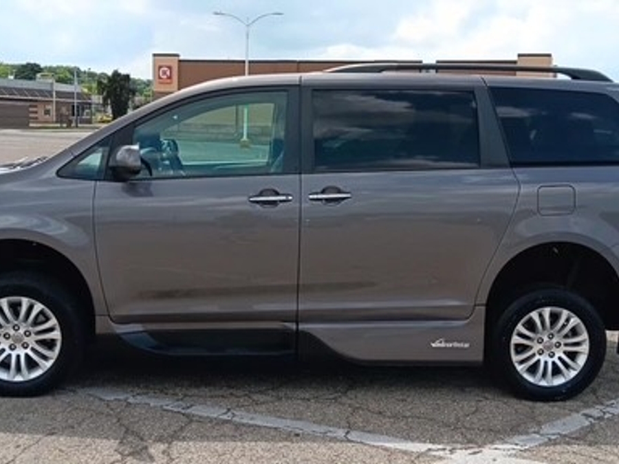 2017 Toyota Sienna XLE - Photo 8