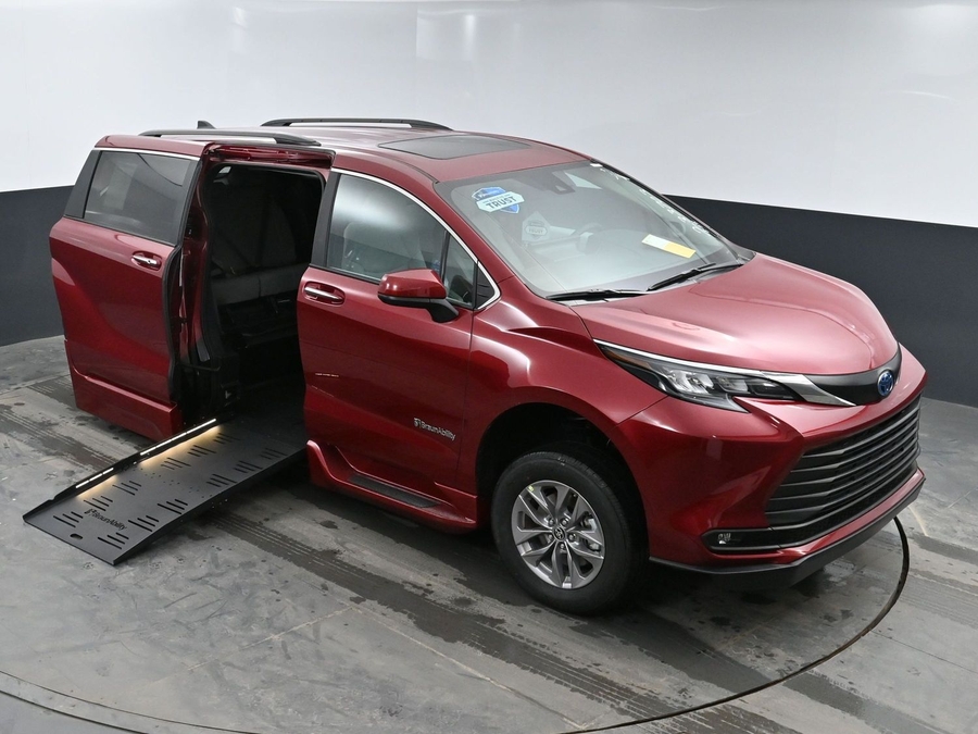 New 2025 Toyota Sienna Hybrid XLE Plus - BraunAbility Side Entry Entry Fold Out Automatic Ramp