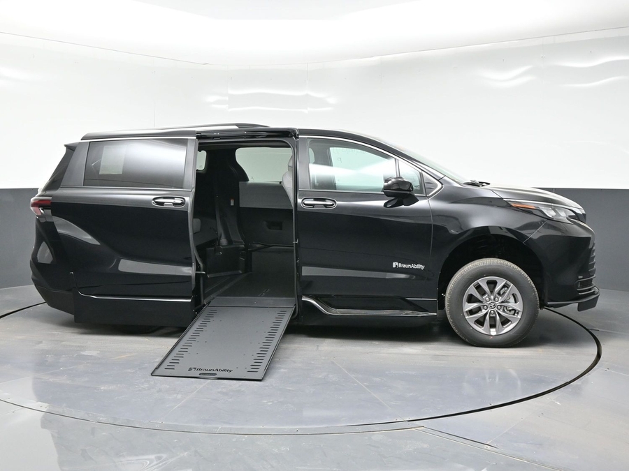 2026 Toyota Sienna XLE 7-Passenger Hybrid FWD's photo
