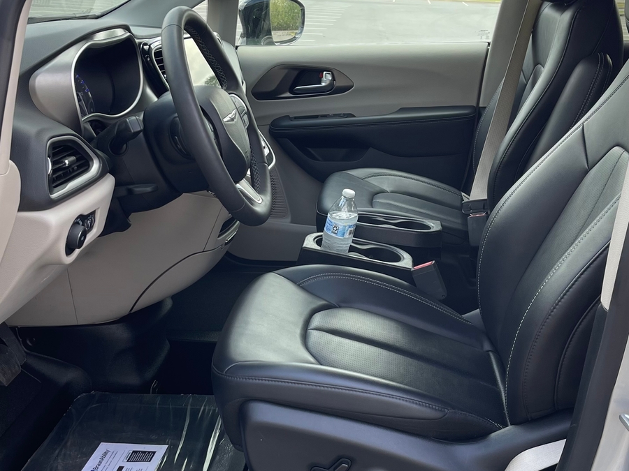 Silver Chrysler Pacifica image number 11