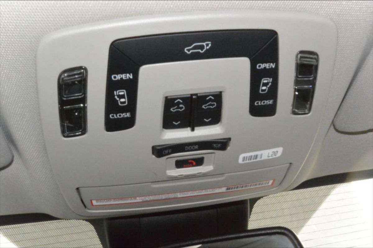 Black Toyota Sienna image number 17