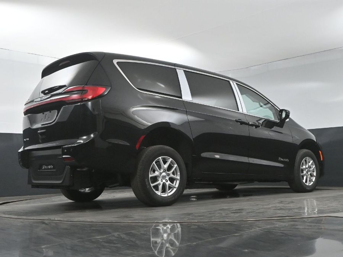 Black Chrysler Pacifica image number 20
