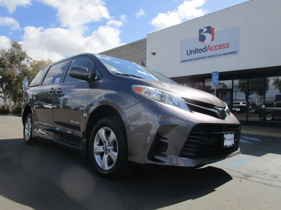 Used 2020 Toyota Sienna LE - BraunAbility Side Entry Entry Fold Out Automatic Ramp