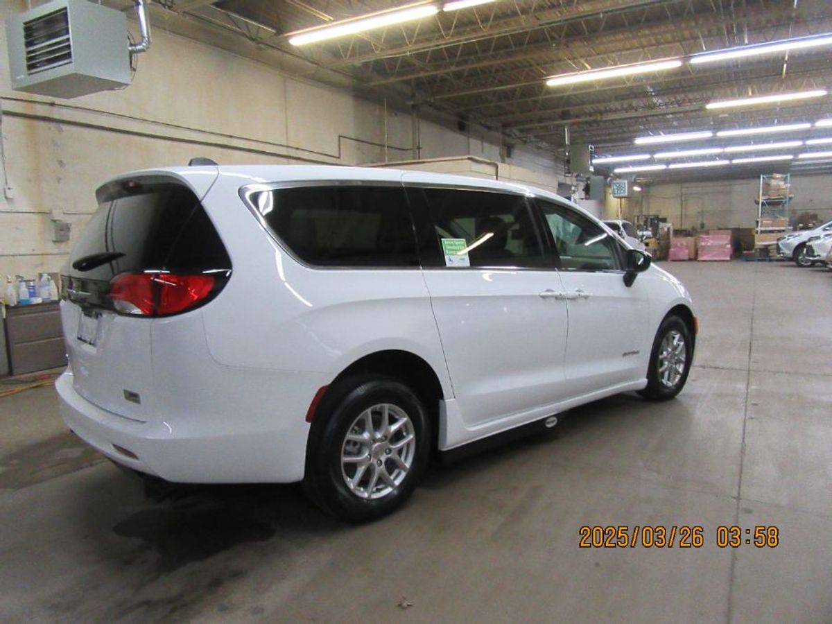 2024 CHRYSLER VOYAGER - Image 16