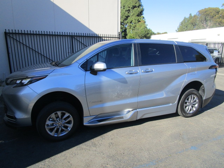 Used 2024 Toyota Sienna Hybrid XLE Base - BraunAbility Side Entry Entry In Floor Automatic Ramp