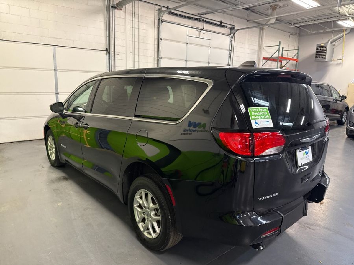 2024 CHRYSLER VOYAGER - Image 7