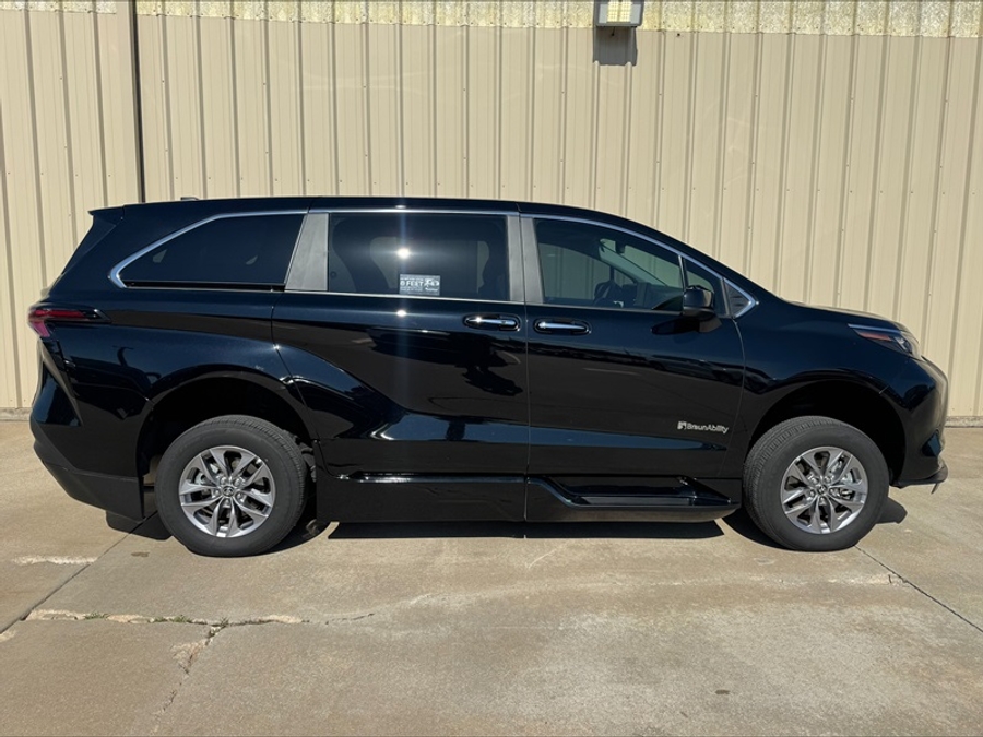 Used 2025 Toyota Sienna Hybrid XLE - BraunAbility Side Entry Entry Fold Out Automatic Ramp