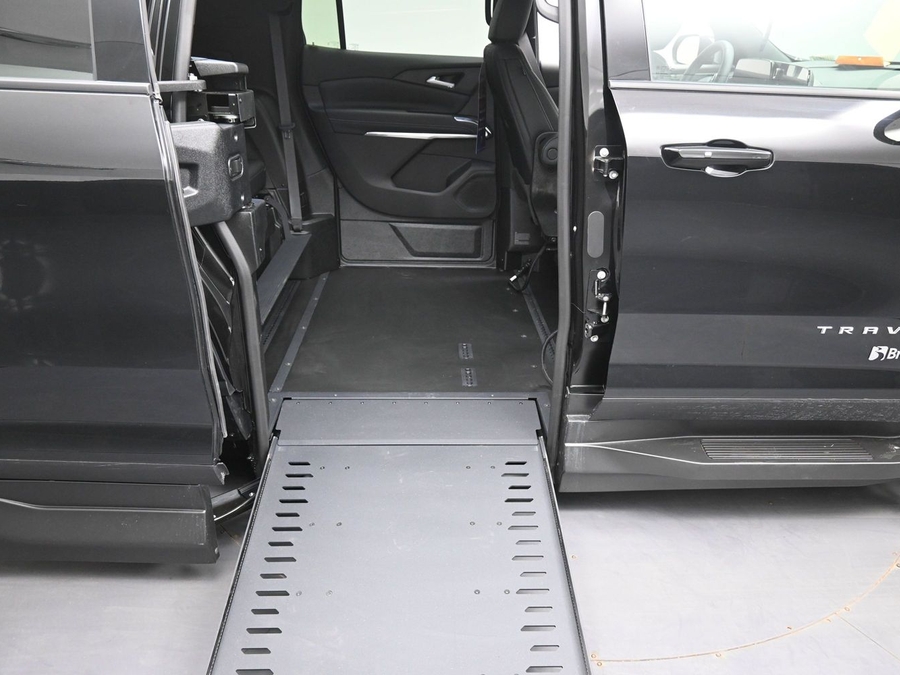 Black Chevrolet Traverse image number 11