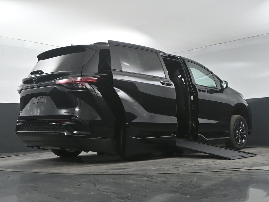 New 2025 Toyota Sienna Hybrid XSE Sport - BraunAbility Side Entry Entry In Floor Automatic Ramp