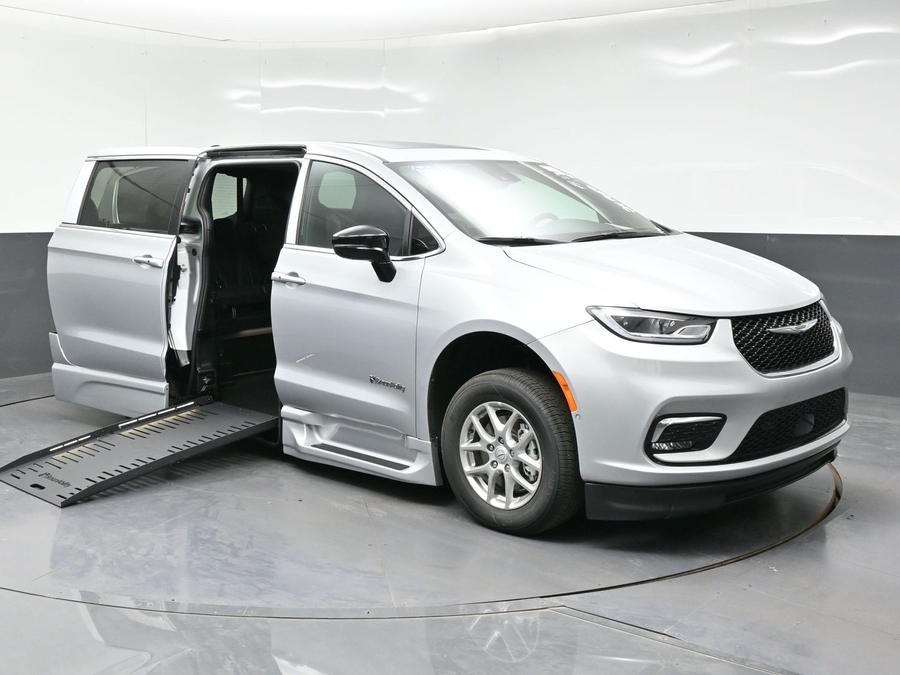 New 2026 Chrysler Pacifica Select Plus - BraunAbility Side Entry Fold Out Automatic Ramp