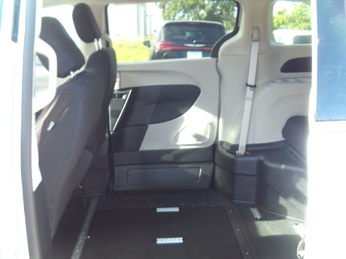 2024 CHRYSLER VOYAGER - Image 18