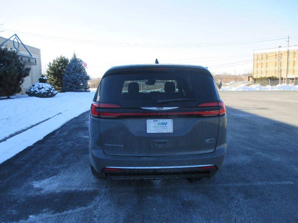 Grey Chrysler Pacifica image number 4