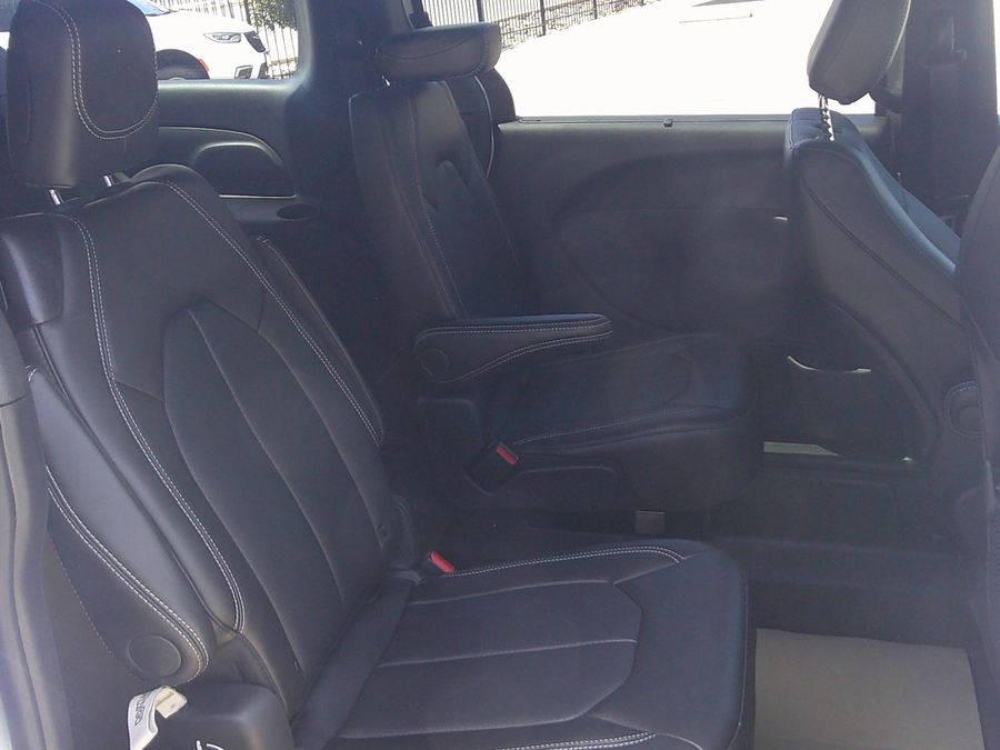 White Chrysler Voyager image number 13