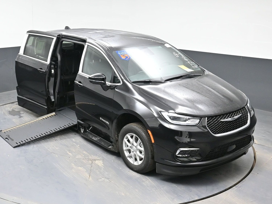 Black Chrysler Pacifica image number 22