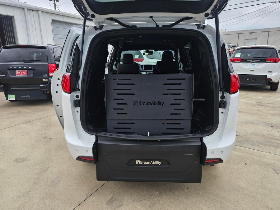 White Chrysler Voyager image number 1