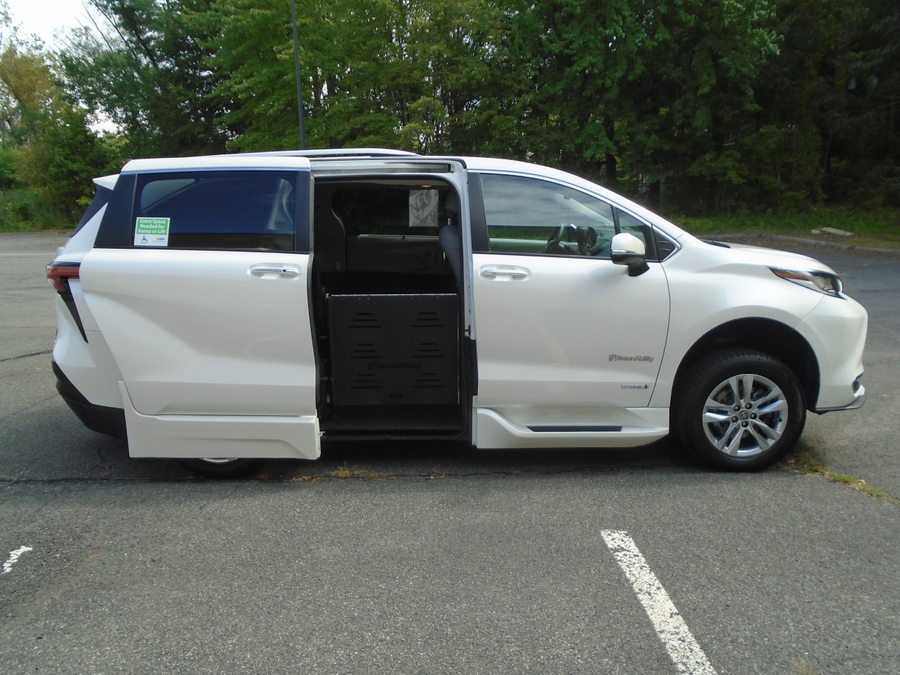 White Toyota Sienna image number 2