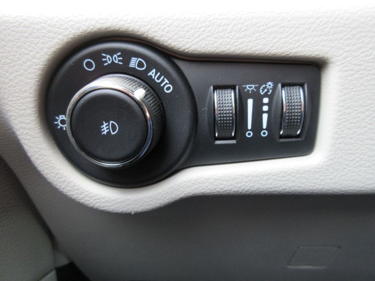 Silver Chrysler Pacifica image number 26