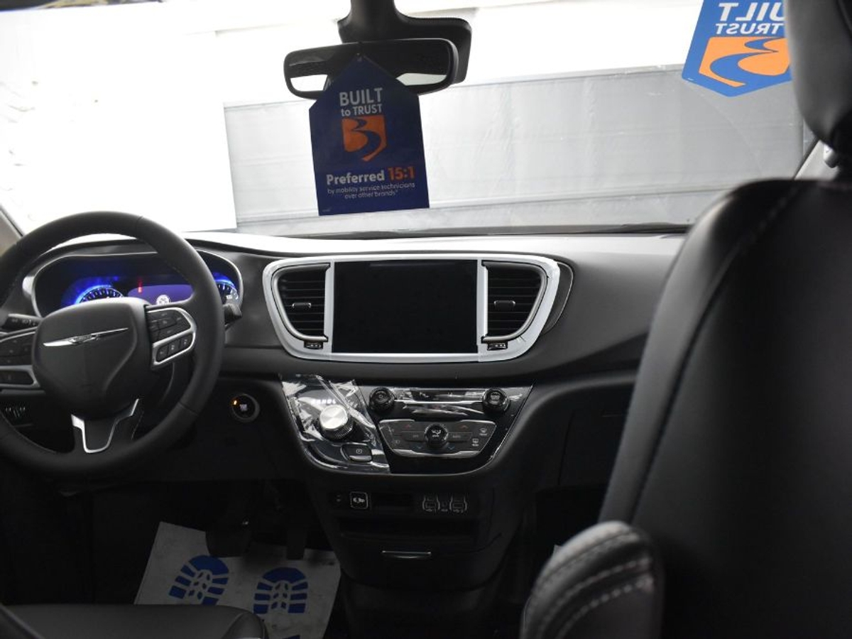 White Chrysler Voyager image number 12