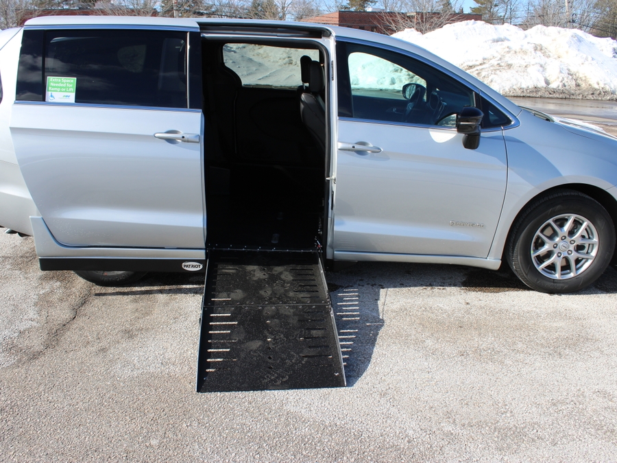 Silver Chrysler Pacifica image number 7