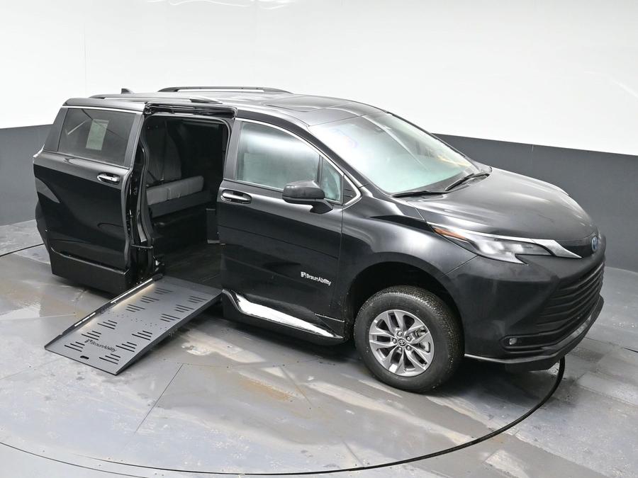 Black Toyota Sienna image number 22