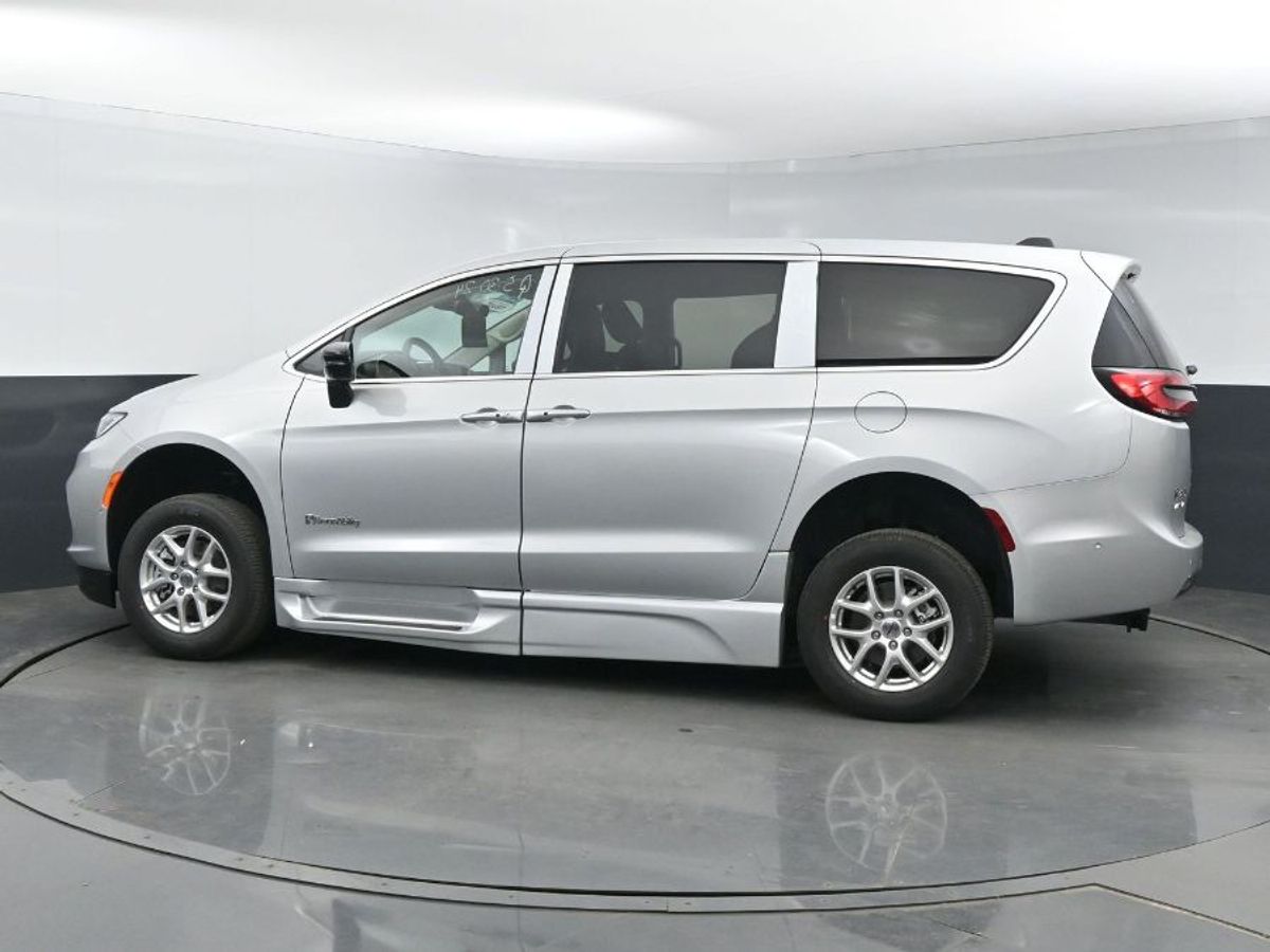 Silver Chrysler Pacifica image number 20