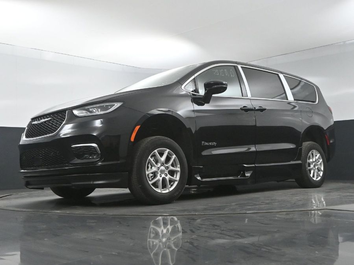 Black Chrysler Pacifica image number 18