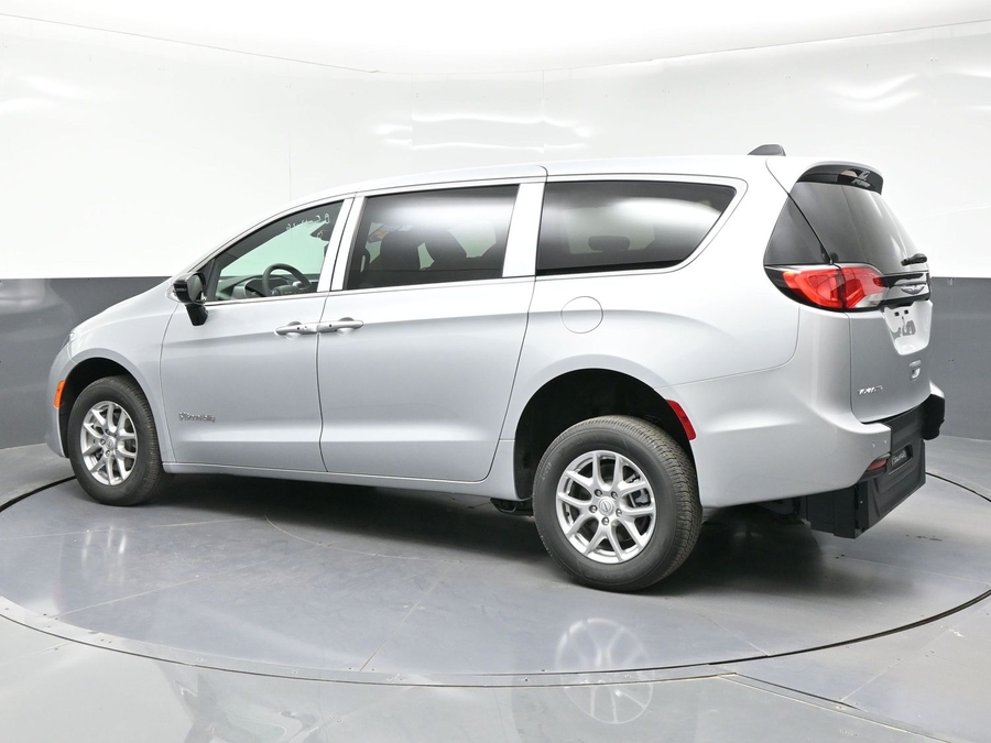 Silver Chrysler Voyager image number 3