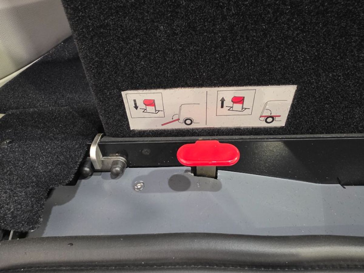 White Chrysler Voyager image number 16