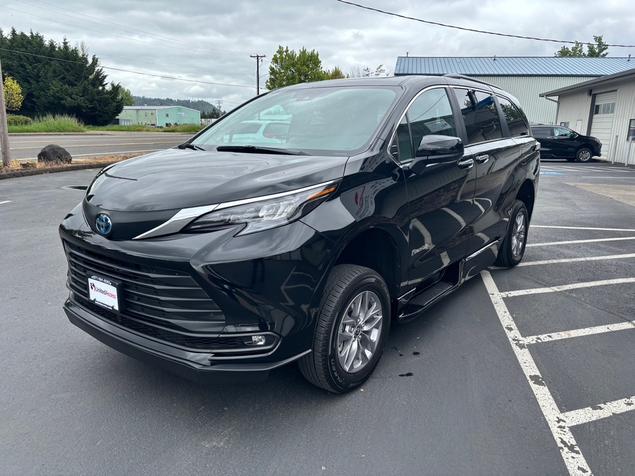 Used 2025 Toyota Sienna Hybrid XLE - BraunAbility Side Entry Entry Fold Out Automatic Ramp