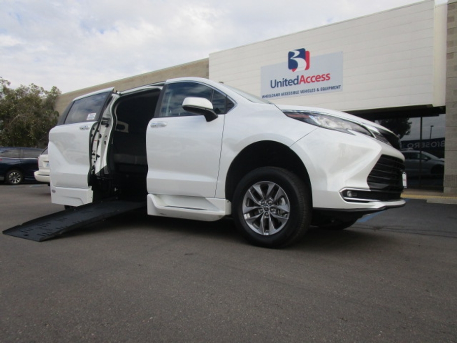 Used 2022 Toyota Sienna Hybrid XLE - BraunAbility Side Entry Entry Fold Out Automatic Ramp