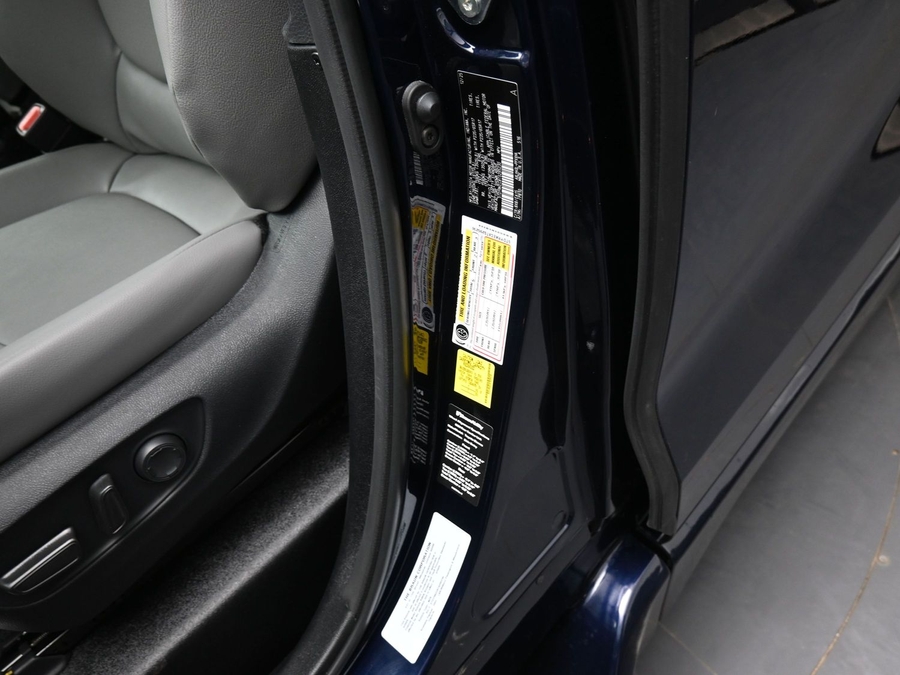 Blue Toyota Sienna image number 15