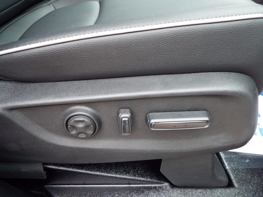 White Honda Odyssey image number 20