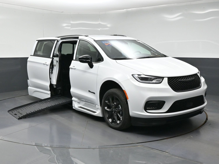 White Chrysler Pacifica image number 18