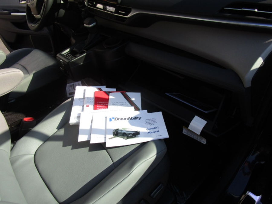 New 2025 Toyota Sienna Hybrid XLE Plus - BraunAbility Side Entry Entry In Floor Automatic Ramp