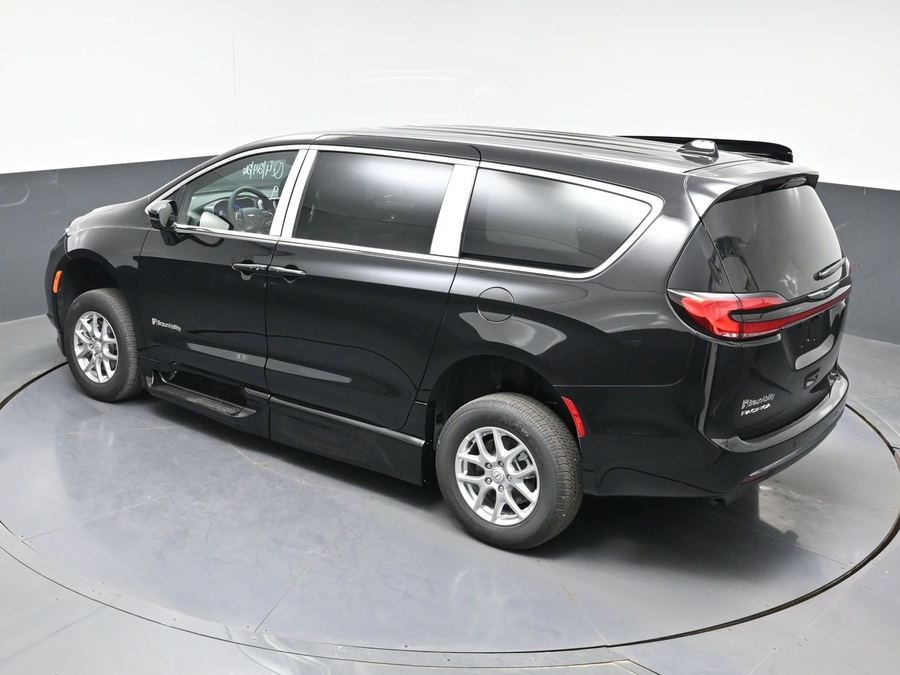 Black Chrysler Pacifica image number 21