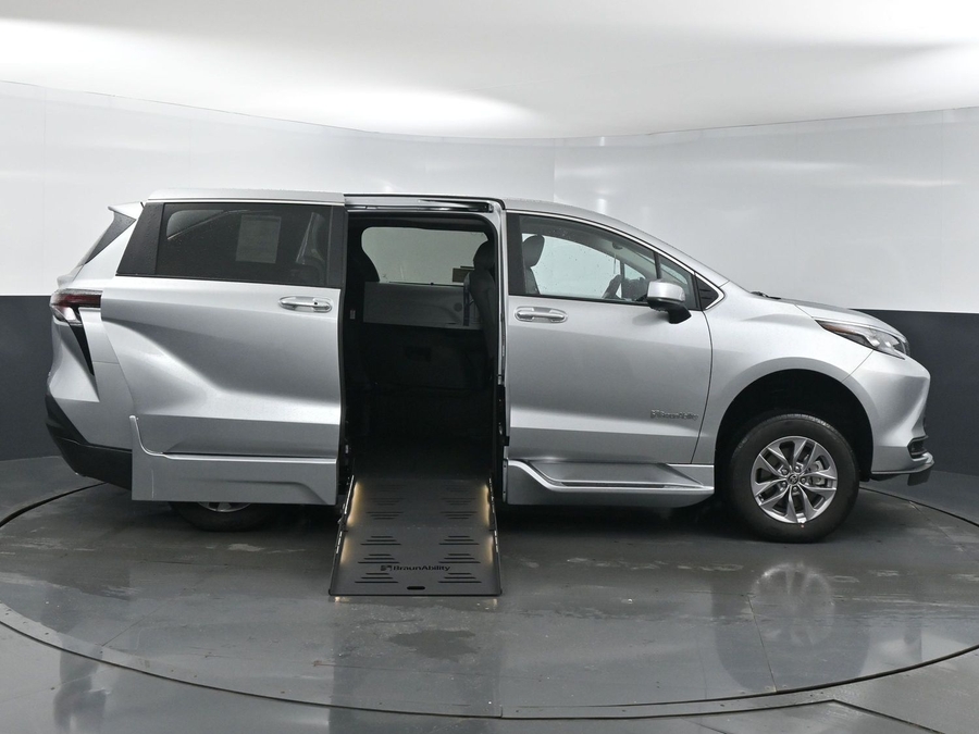 New 2025 Toyota Sienna Hybrid XLE Base - BraunAbility Side Entry Entry Fold Out Automatic Ramp