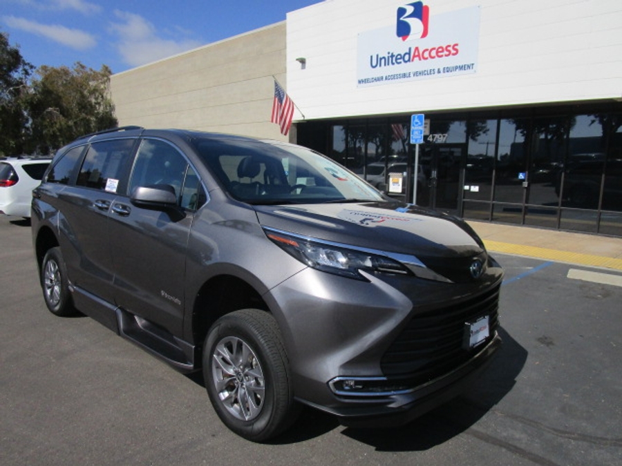 Used 2024 Toyota Sienna Hybrid XLE - BraunAbility Side Entry Entry In Floor Automatic Ramp